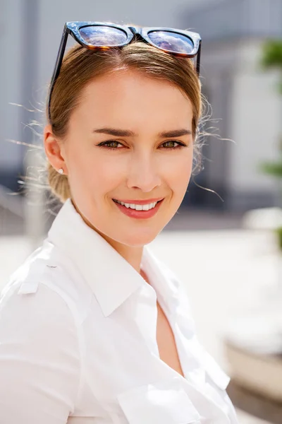 Šťastná Sekretářka Close Portrét Mladé Obchodní Blondýny Bílé Košili Letní — Stock fotografie