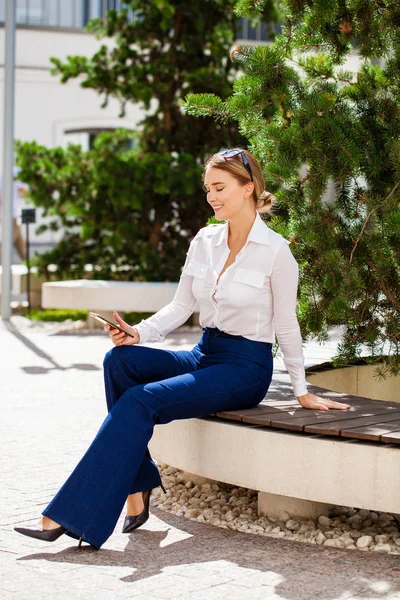 Portrait Full Length Young Beautiful Business Woman Sitting Bench Park — Stock Photo, Image