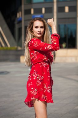 Portre yakın çekim içinde kırmızı, yaz sokak açık havada Genç güzel mutlu sarışın kadın