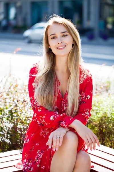 Retrato Cerca Joven Hermosa Mujer Rubia Feliz Vestido Rojo Calle —  Fotos de Stock