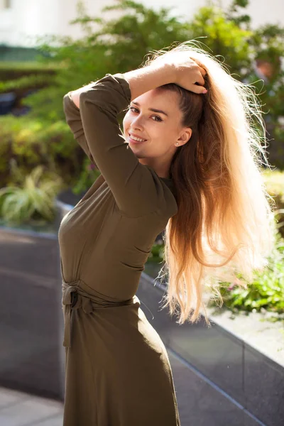 Close Van Portret Van Mooie Jonge Gelukkig Blonde Vrouw Groene — Stockfoto