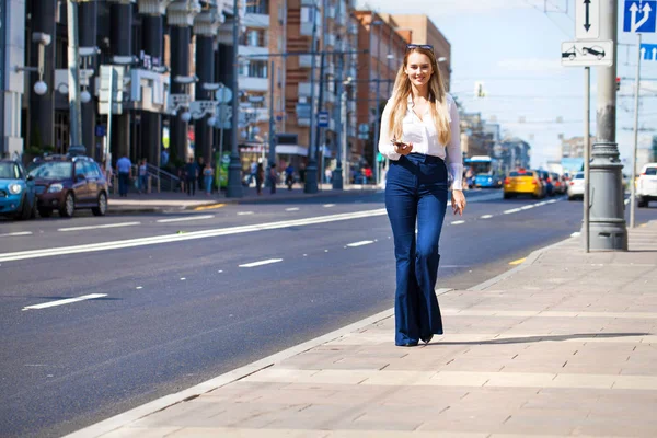 Retrato Uma Jovem Comprimento Completo Bela Mulher Negócios Jeans Azuis — Fotografia de Stock