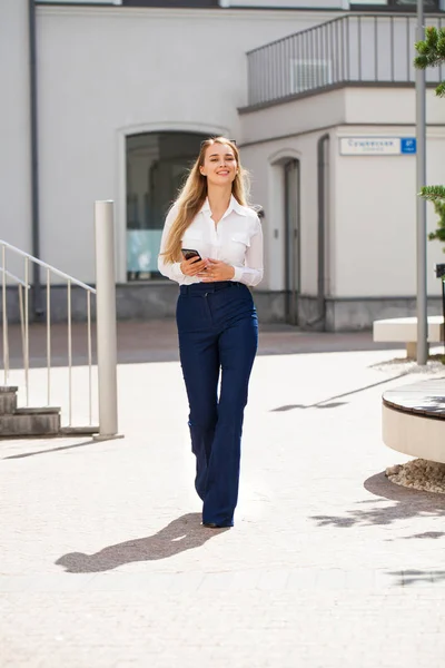 Porträtt Lång Ung Vacker Affärskvinna Blå Jeans Och Vit Skjorta — Stockfoto