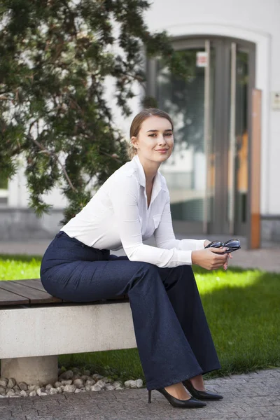 Portrait Une Jeune Femme Affaires Pleine Longueur Assise Sur Banc — Photo