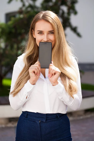 Junge Schöne Blonde Frau Zeigt Ihren Smartphone Bildschirm Sommerpark Freien — Stockfoto