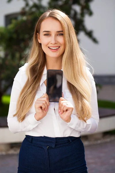 Junge Schöne Blonde Frau Zeigt Ihren Smartphone Bildschirm Sommerpark Freien — Stockfoto