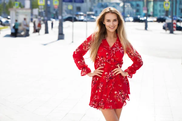 Portre yakın çekim içinde kırmızı, yaz sokak açık havada Genç güzel mutlu sarışın kadın