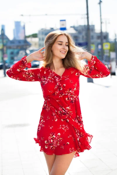 Portre yakın çekim içinde kırmızı, yaz sokak açık havada Genç güzel mutlu sarışın kadın