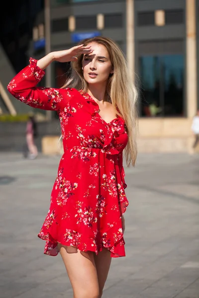 Portre yakın çekim içinde kırmızı, yaz sokak açık havada Genç güzel mutlu sarışın kadın