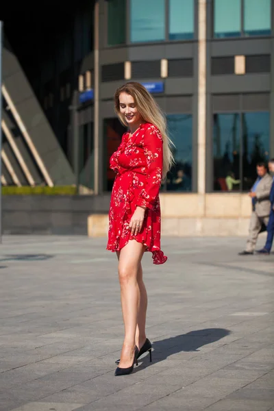 Portre yakın çekim içinde kırmızı, yaz sokak açık havada Genç güzel mutlu sarışın kadın