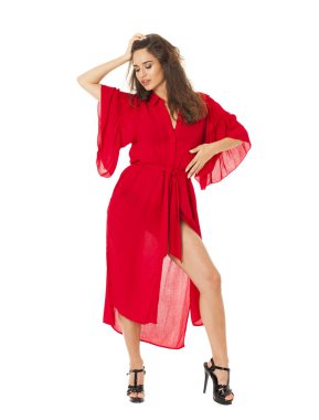 Tam büyüme beyaz arka plan üzerinde izole Kırmızı elbiseli güzel bir genç kadının portresi