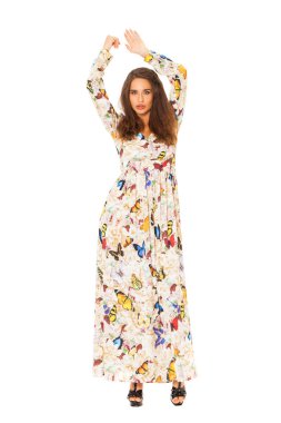 Beyaz elbiseli, beyaz arka planda soyutlanmış esmer bir kadının portresi.