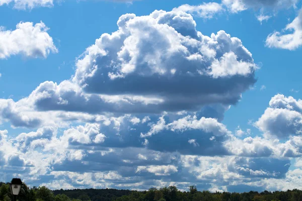 Белые Облака Голубом Небе Летний День — стоковое фото