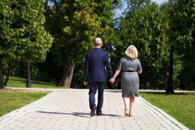 Yaz aylarında Park'ta yürüyordunuz kıdemli mutlu çift