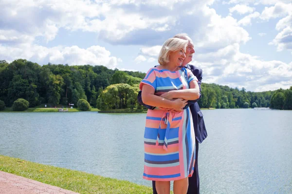 Ett Äldre Par Promenad Country Park — Stockfoto