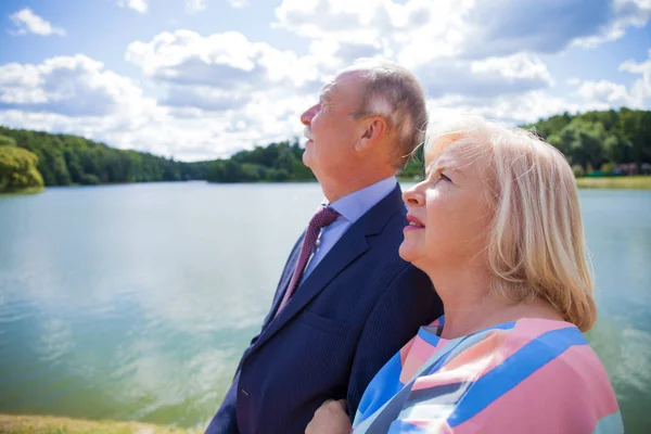 Een Bejaarde Echtpaar Een Wandeling Het Park Van Een Land — Stockfoto