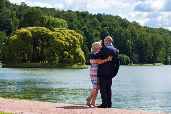 Una Coppia Anziana Una Passeggiata Parco Campagna — Foto Stock