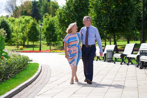 幸福的高级夫妇在夏天公园散步 — 图库照片