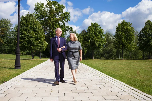 愉快的前辈夫妇在夏天散步在公园 — 图库照片