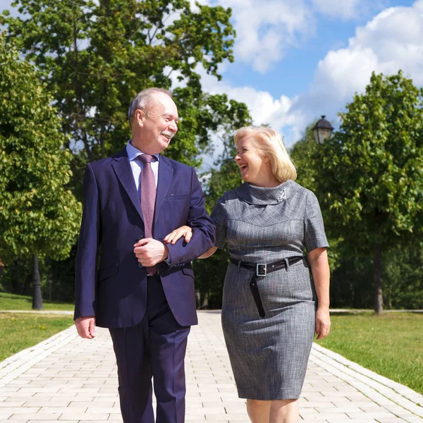 Feliz Pareja Ancianos Caminando Verano Parque —  Fotos de Stock