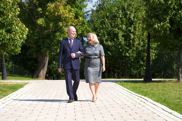 Gelukkige Senior Paar Wandelen Zomer Het Park — Stockfoto