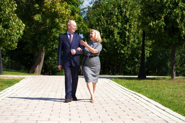 愉快的前辈夫妇在夏天散步在公园 — 图库照片
