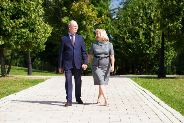 Feliz Pareja Ancianos Caminando Verano Parque —  Fotos de Stock