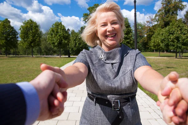 Folgen Sie Mir Porträt Einer Schönen Blonden Frau Mittleren Alters — Stockfoto