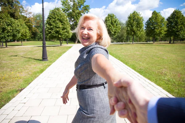 Seguitemi Ritratto Bella Donna Bionda Mezza Età Nel Parco Estivo — Foto Stock