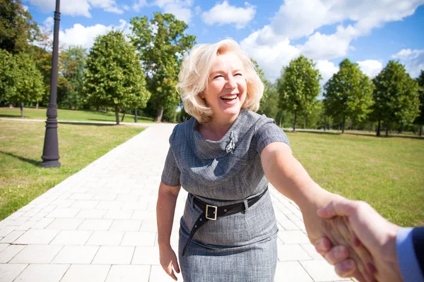 Folgen Sie Mir Porträt Einer Schönen Blonden Frau Mittleren Alters — Stockfoto