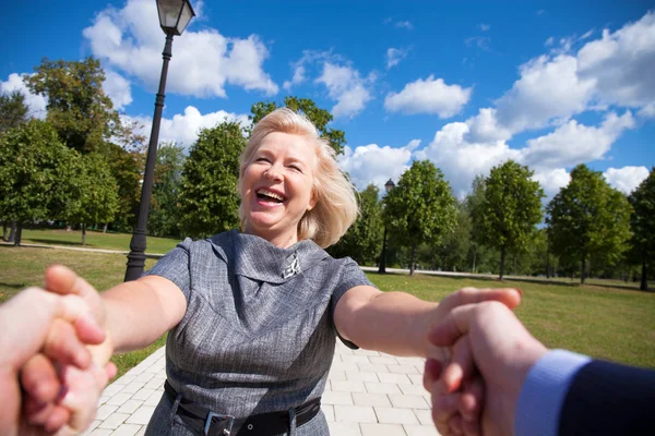 Följ Med Porträtt Härlig Mellersta Blond Kvinna Parken Sommaren — Stockfoto