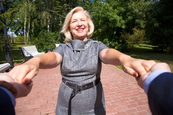 Follow Portrait Lovely Middle Aged Blonde Woman Summer Park — Stock Photo, Image