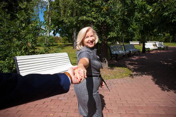 Följ Med Porträtt Härlig Mellersta Blond Kvinna Parken Sommaren — Stockfoto