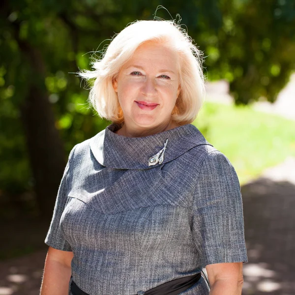 Nöjd Äldre Blond Kvinna Blå Klänning Bakgrunden Sommaren Park — Stockfoto