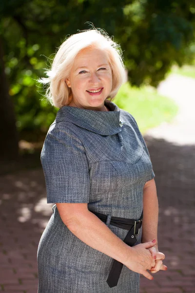 Gelukkig Oudere Blonde Vrouw Blauwe Jurk Achtergrond Van Zomer Park — Stockfoto