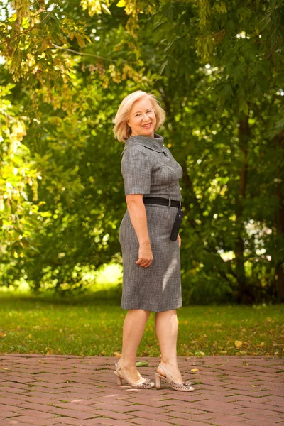 Gelukkig Oudere Blonde Vrouw Jurk Achtergrond Van Zomer Park — Stockfoto
