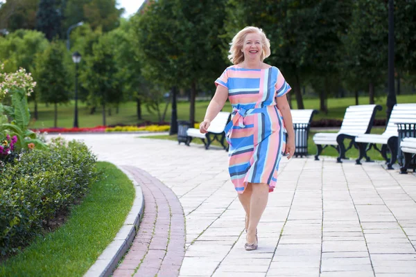 Mulher Loira Idosa Feliz Vestido Fundo Parque Verão — Fotografia de Stock