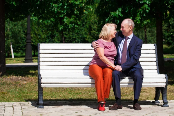 夏の公園のベンチで休んで幸せな老夫婦 — ストック写真