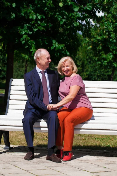 Happy Elderly Couple Resting Bench Summer Park — Stock Photo, Image