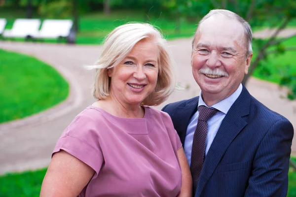 Heureux Couple Personnes Âgées Marchant Été Dans Parc — Photo