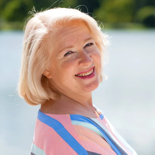 Nöjd Äldre Blond Kvinna Blå Klänning Bakgrunden Sommaren Park — Stockfoto