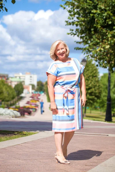 Mulher Loira Idosa Feliz Vestido Fundo Parque Verão — Fotografia de Stock