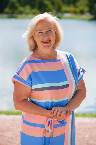 Mulher Loira Idosa Feliz Vestido Azul Fundo Parque Verão — Fotografia de Stock