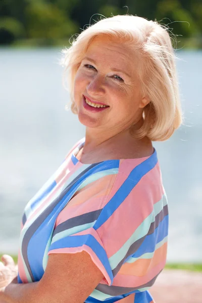 Gelukkig Oudere Blonde Vrouw Blauwe Jurk Achtergrond Van Zomer Park — Stockfoto