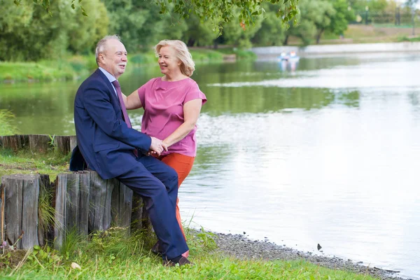 Couple Âgé Promenade Dans Parc Campagne — Photo