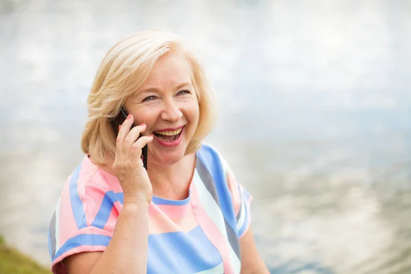 Glad Gammal Blond Kvinna Ringer Telefon Sommar Park — Stockfoto