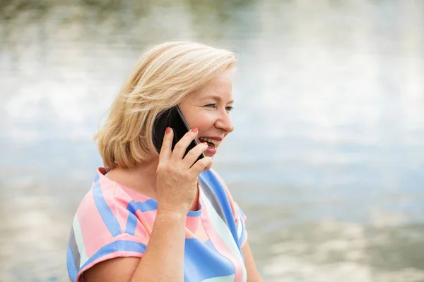 Glad Gammal Blond Kvinna Ringer Telefon Sommar Park — Stockfoto