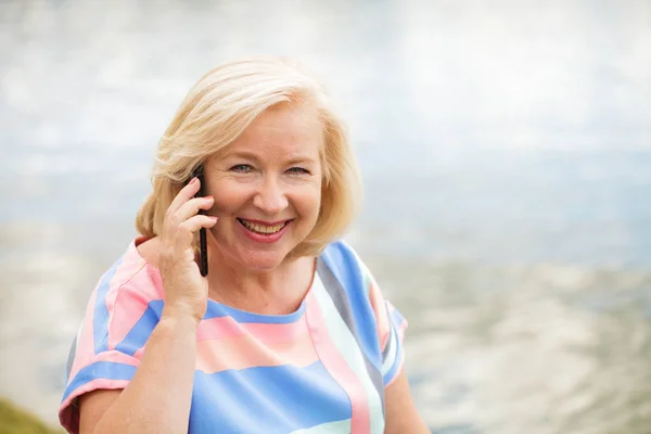 Mulher Loira Velha Feliz Chamando Por Telefone Parque Verão — Fotografia de Stock