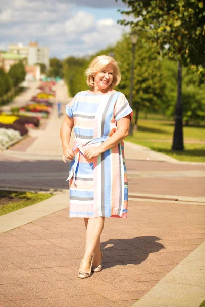 Mulher Loira Idosa Feliz Vestido Fundo Parque Verão — Fotografia de Stock