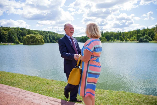 Una Pareja Ancianos Paseo Por Parque Rural —  Fotos de Stock